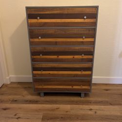 5 Drawer Chest/Dresser Excellent Condition