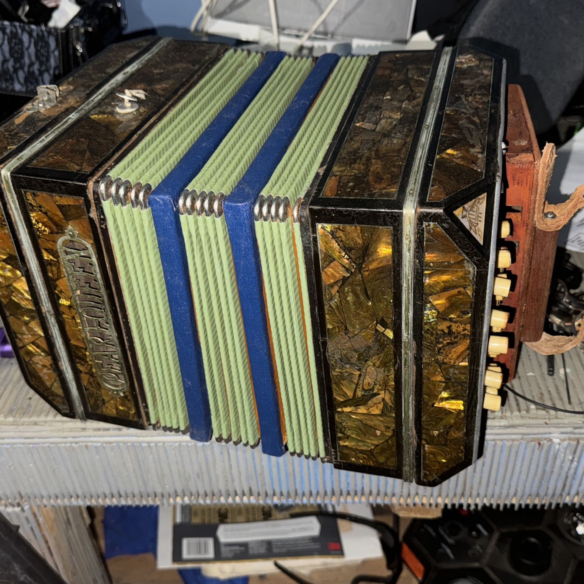 Accordion vendiendo acordeón a la venta muy antiguo, tienen una oferta