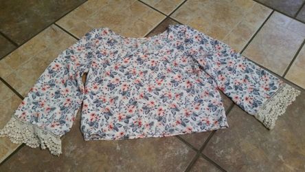 Hollister floral top sizes M