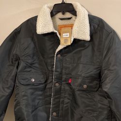 NWT Levi’s Sherpa Trucker Jacket Large. No Deliveries 