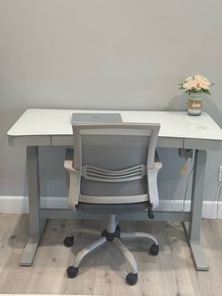 TRESANTI ADJUSTABLE HEIGHT SIT/STAND DESK (CHAIR INCLUDED)