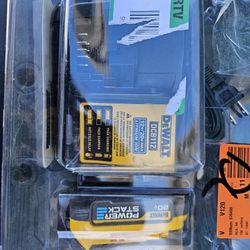 DEWALT 20V MAX POWERSTACK Compact Battery Starter Kit