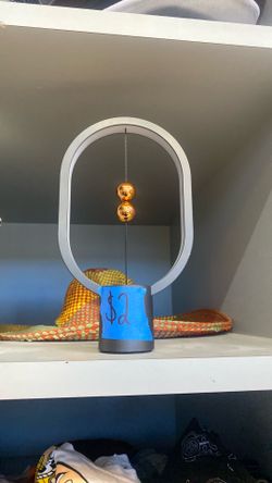 Light with magnet balls