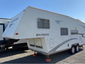 2005 23ft Rockwood by Forest River 5th wheel trailer.