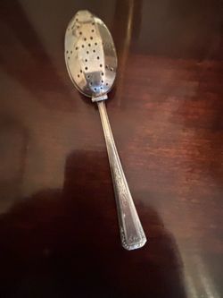 Vantage 1939 Wm. A Rogers A1 plus silver plated tea infuser spoon.  Gracious pattern.