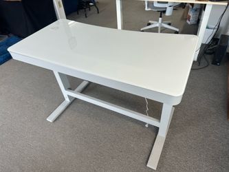 Motorized sit/stand desk