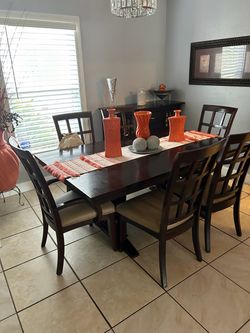 Dinning room table and chairs