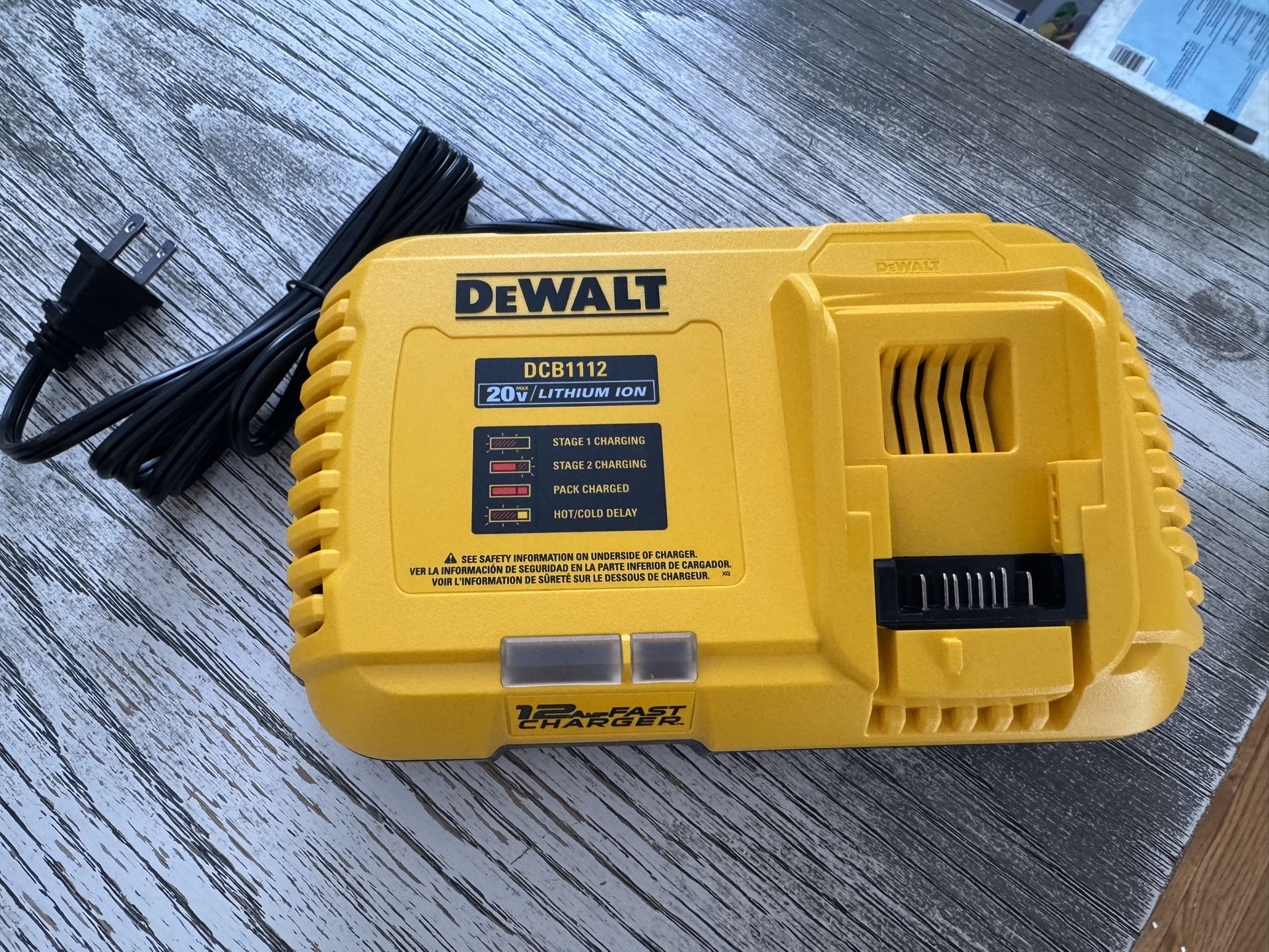 NEW DEWALT 20v FAST CHARGER
