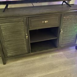 Broyhill TV stand With Drawer And Cabinets 
