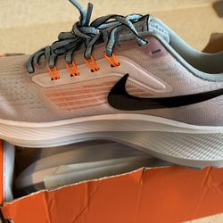 Nike air zoom Pegasus 8w or 6.5m