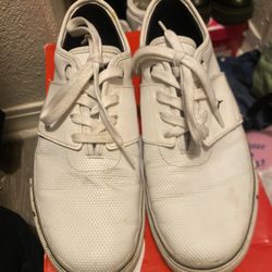 Puma White tennis shoe