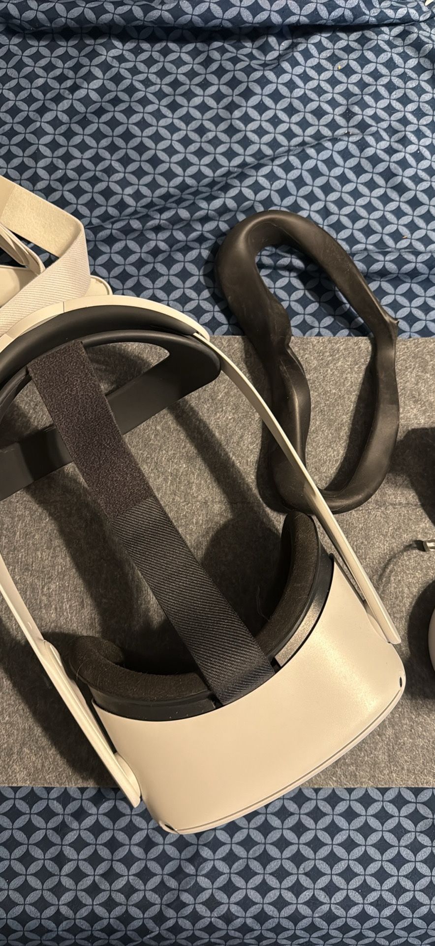 🎮 Oculus Quest 2 (128GB) – $180 OBO