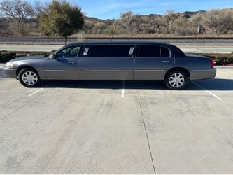 2011 Lincoln town car limo