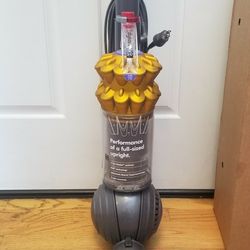NEW cond DYSON VACUUM WITH AMAZING POWER SUCTION.  , WORKS EXCELLENT. , IN THE BOX 