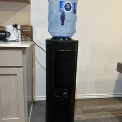 Cooling water fountain with empty water jug