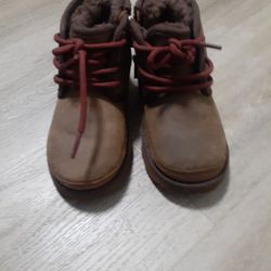 kids ugg boots used like 2 times only size 11c 