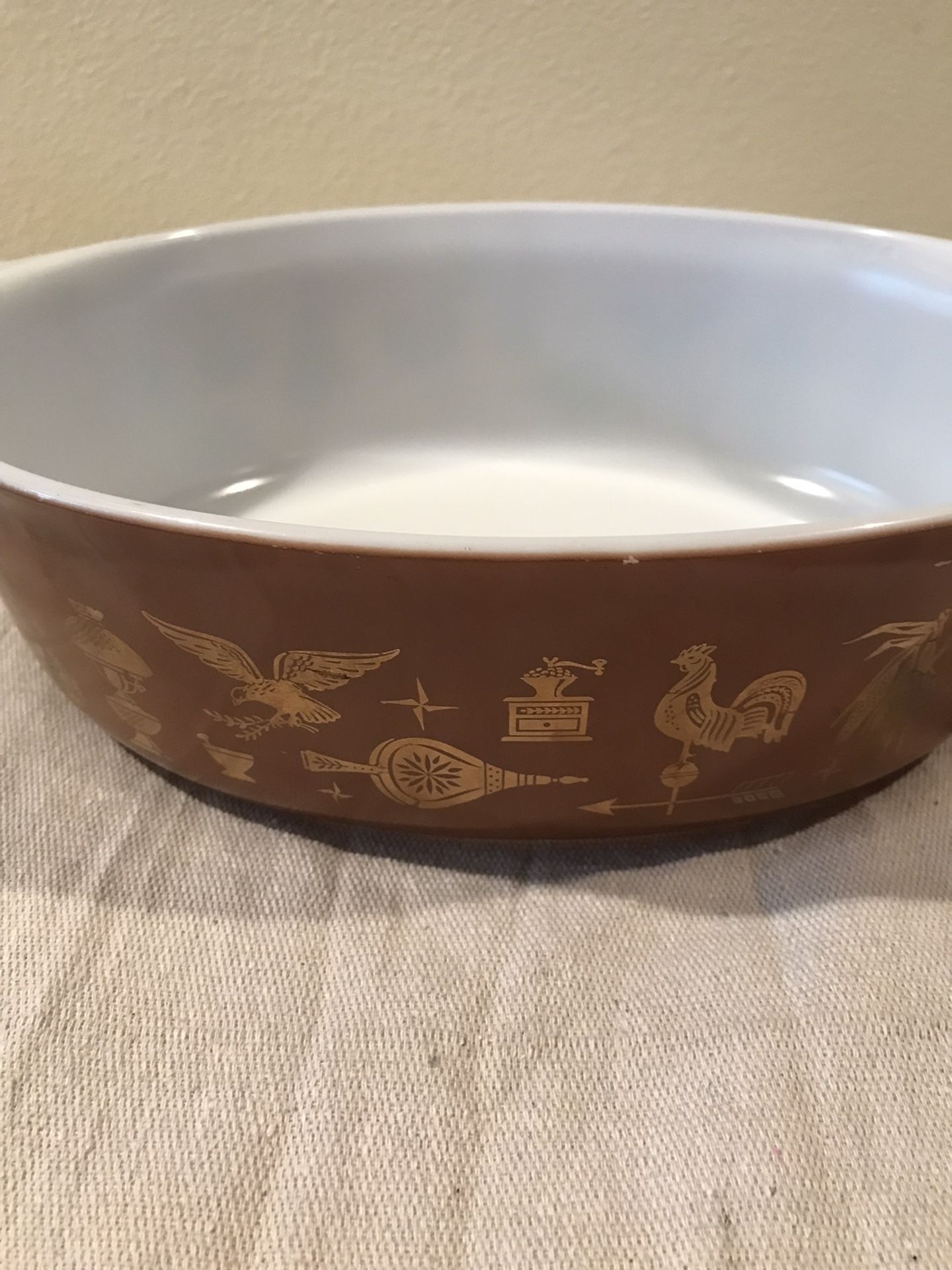 1962 Vintage Pyrex American 043 1 1/2 QT Cinderella Casserole with lid, Colonial Brown w/gold leaf Americana