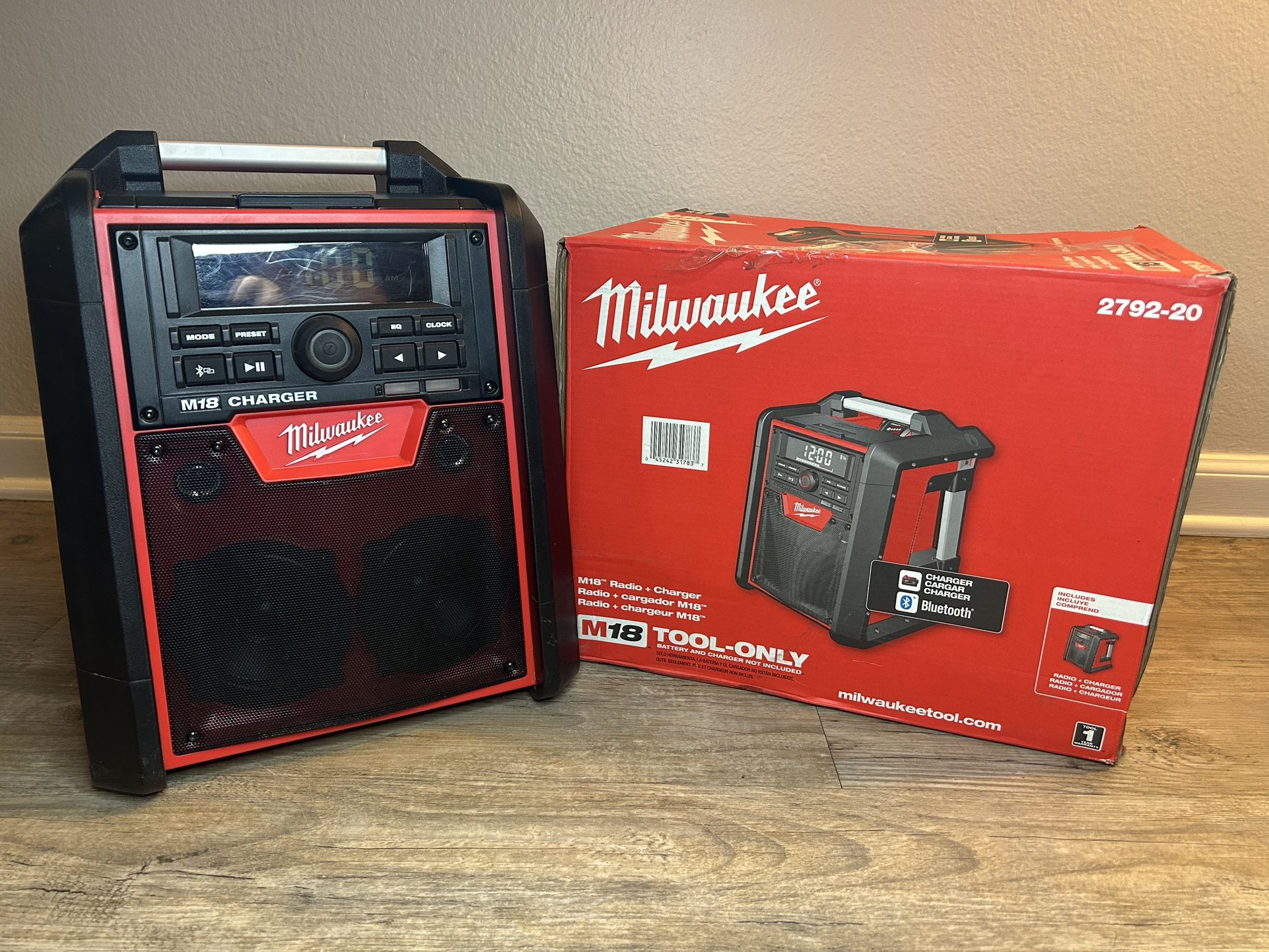Milwaukee M18 Lithium-lon Cordless Jobsite Radio/Charger