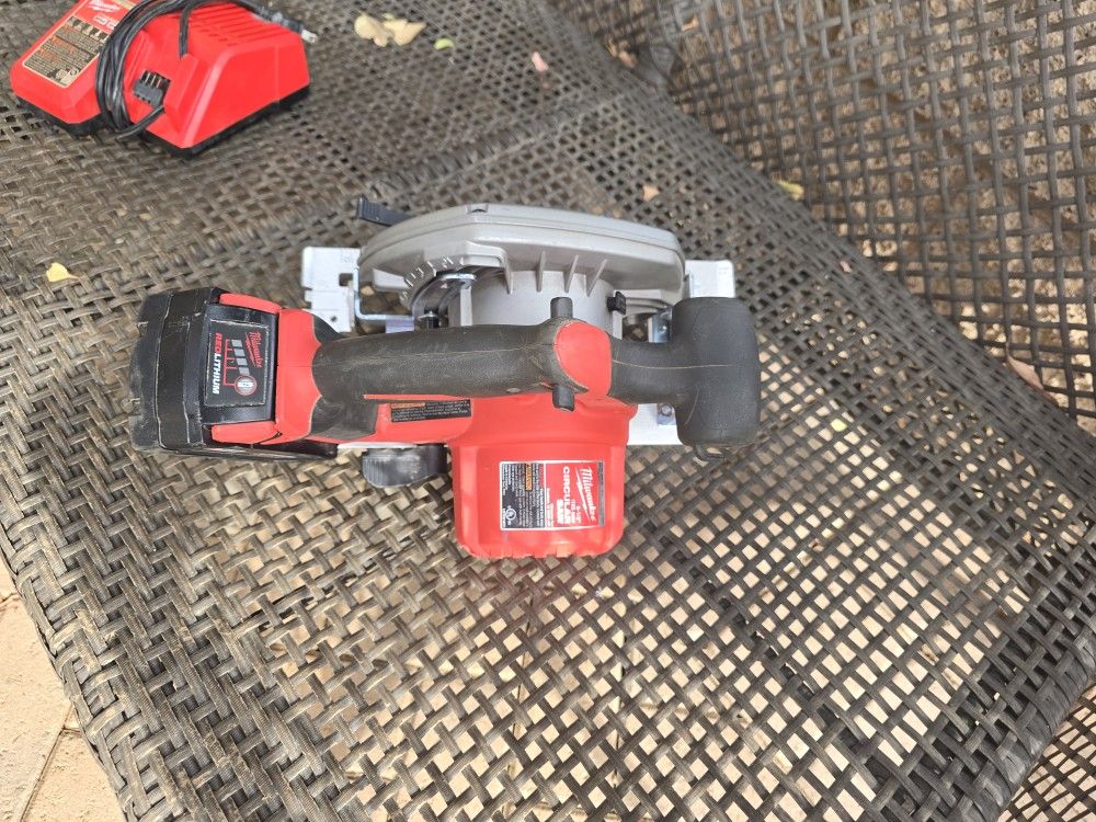 MILWAUKEE SAW BATTERY AND CHARGER