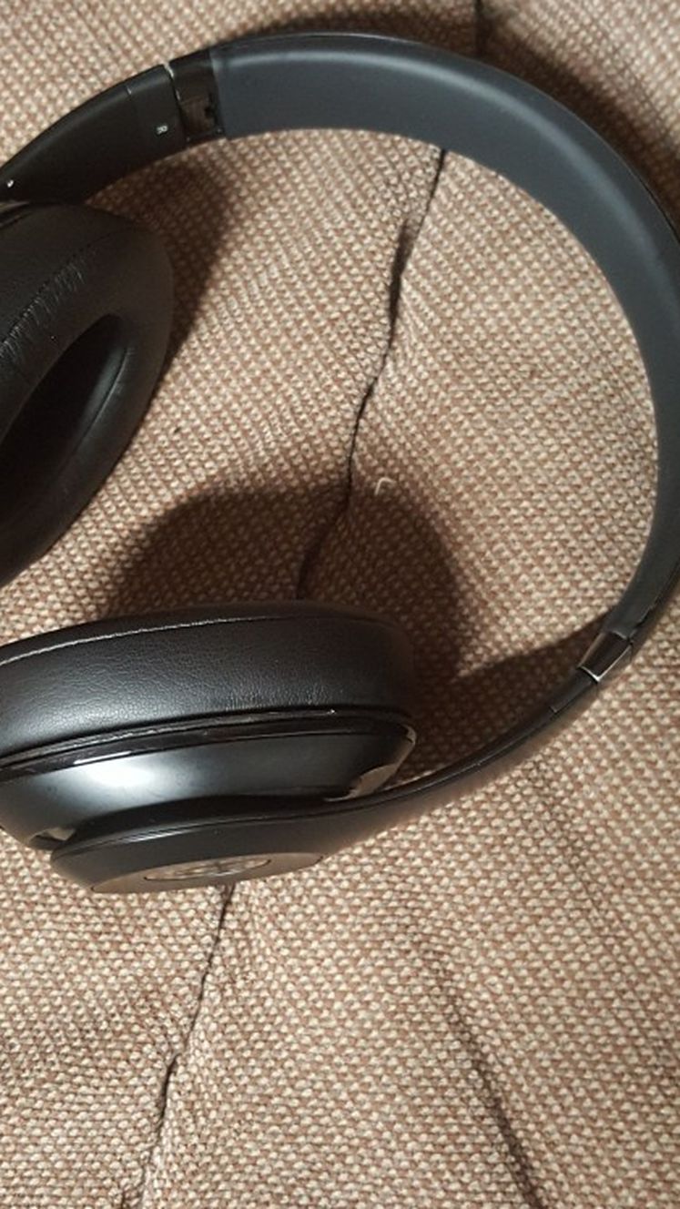 Wireless Studio beats In Good Working Condition lost Charger