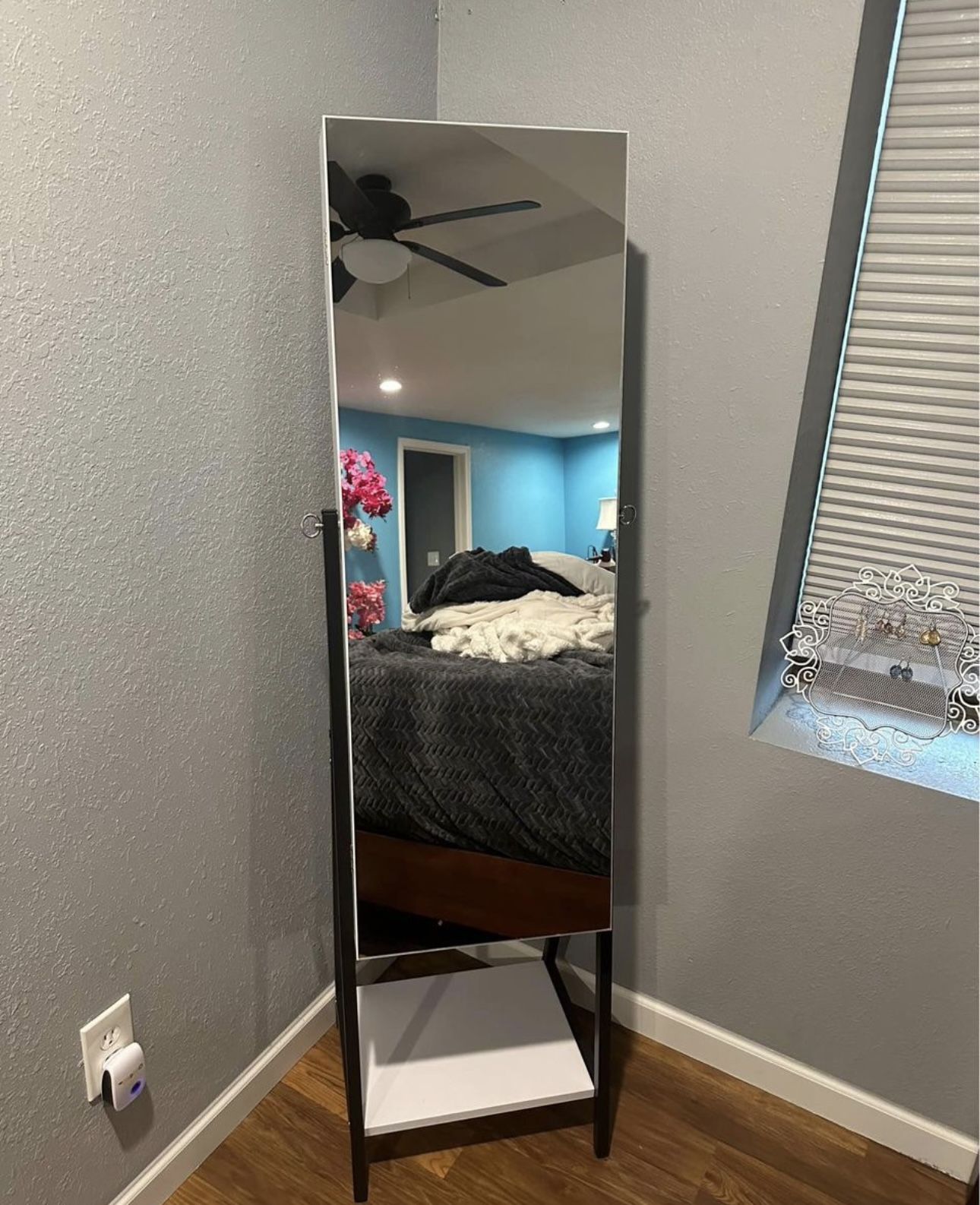 Mirror Jewelry Stand 