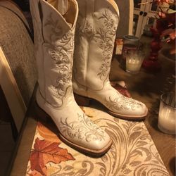 Woman Cavender’s Boots 