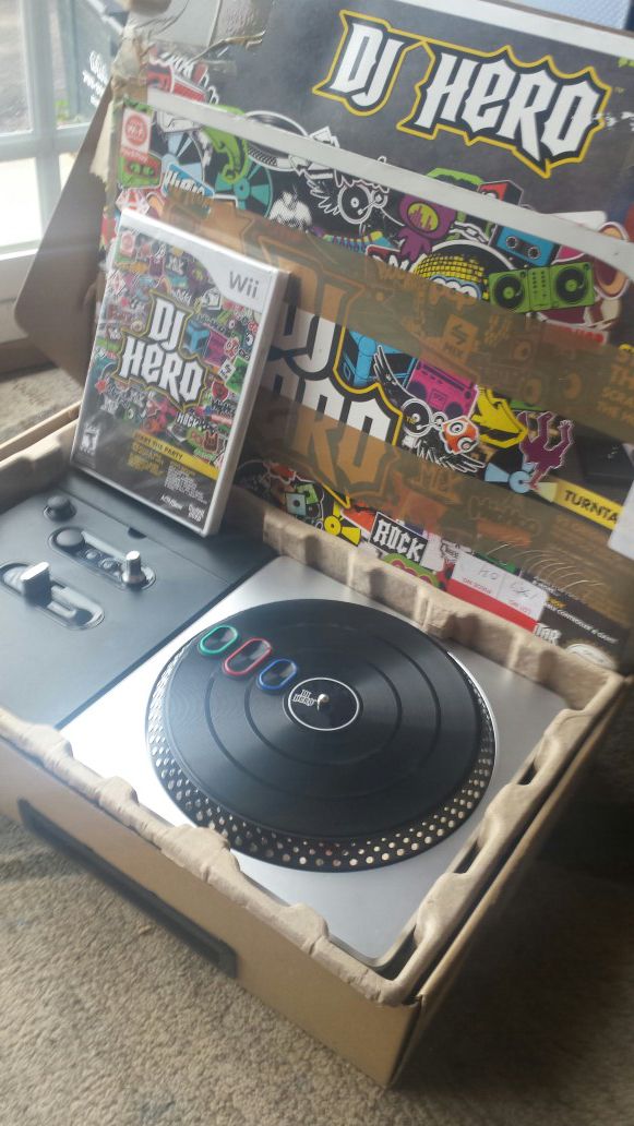 DJ Hero with Turntable Controller Bundle [Wii Game]