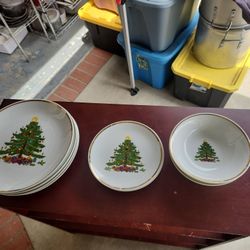 St  Chritmas Plates.. 4 Salad Plates  3 Saucer 2 Bowls