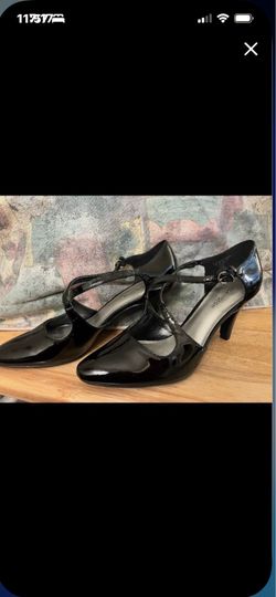 Like new size 8 Covington shoes