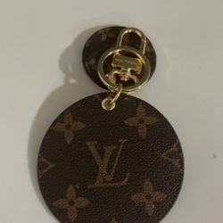 Circle Shaped Lv Keychain In Brown And Gold 