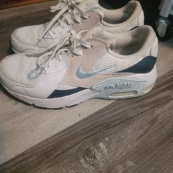 Nike Womans Size 6
