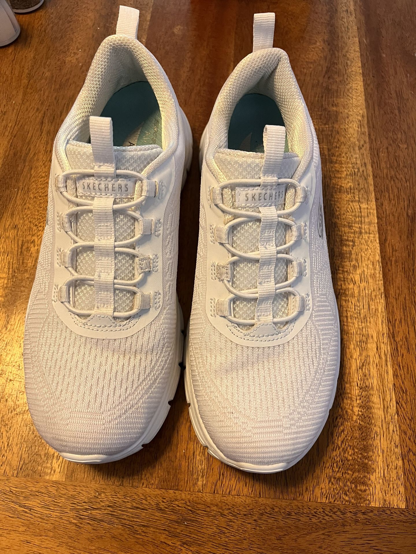 White Skechers tennis shoes