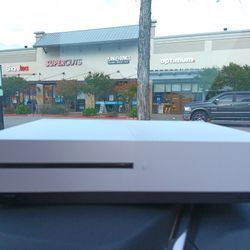 Xbox One s And 2 Wireless Controllers