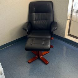 Cushioned Arm Chair With Ottoman 