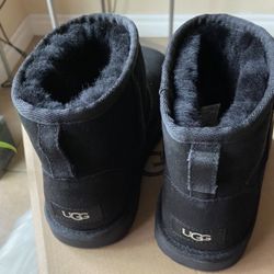 🎅XMAS 🎁 Sz 6 Fit 7 UGG Black Suede. SALE SALE $185 🎈