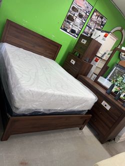 Queen bedroom set 5 pc free mattress
