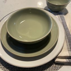 Pottery Barn Cambria Dinnerware - 6 Place Settings 