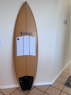 5’10” Roam surfboard model 777