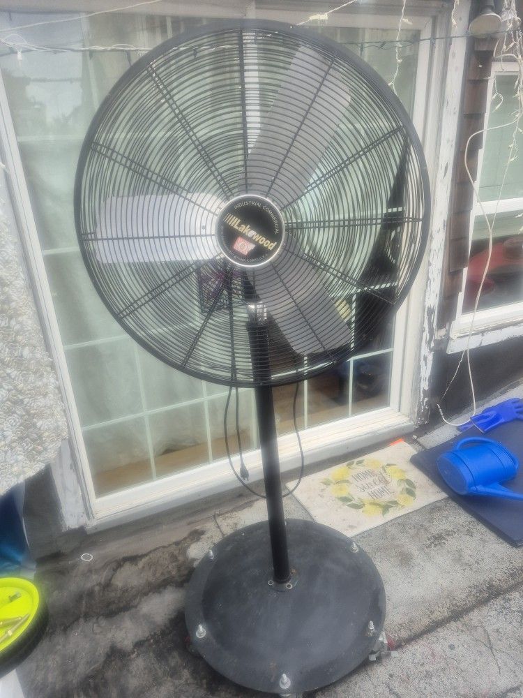 Lakewood Commercial-Industrial Oscillating Fan
