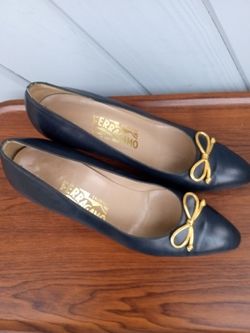 Vintage, very rare Ferragamo pumps. Really nice! Size 8B.