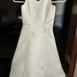 Flower Girl Ivory Dress Size 5. Wear only one time for 20 to 30 minutes. $125 or best offer