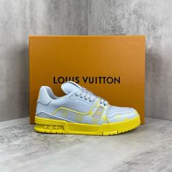 Co-branded light gray yellow label sneakers