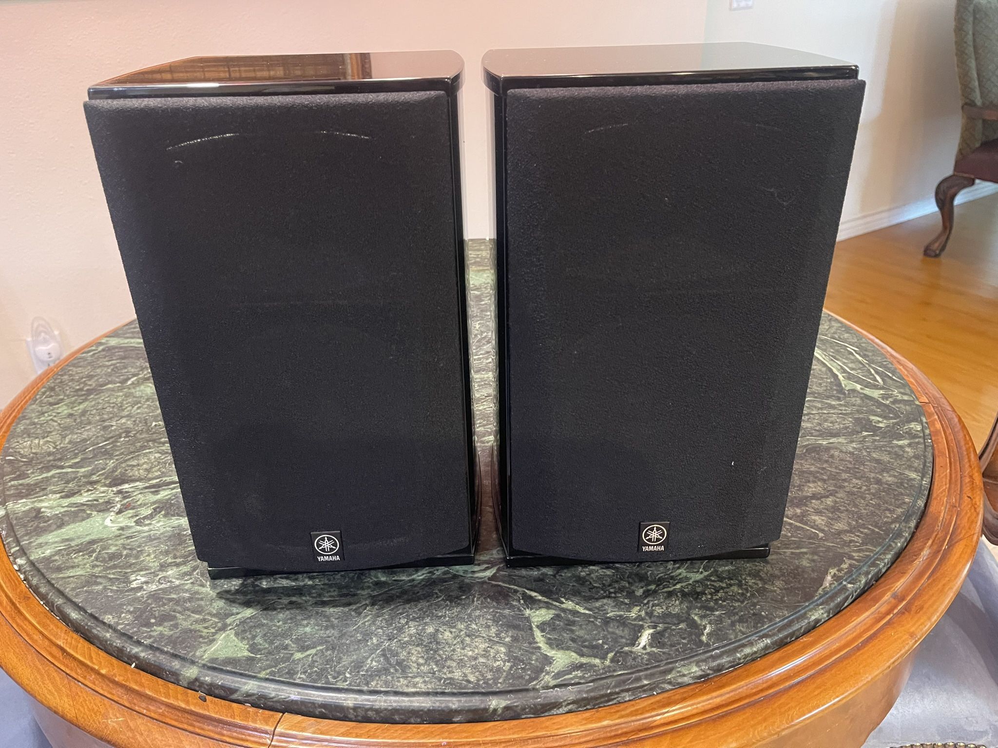 Yamaha NS-333 Bookshelf Speakers – 150W 6Ω – Great Sound, Minor Cosmetic Wear