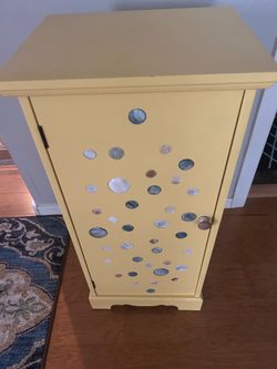 Accent cabinet