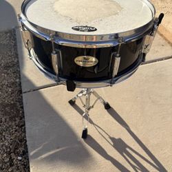 Pearl Forum Series Black Snare Drum with Stand