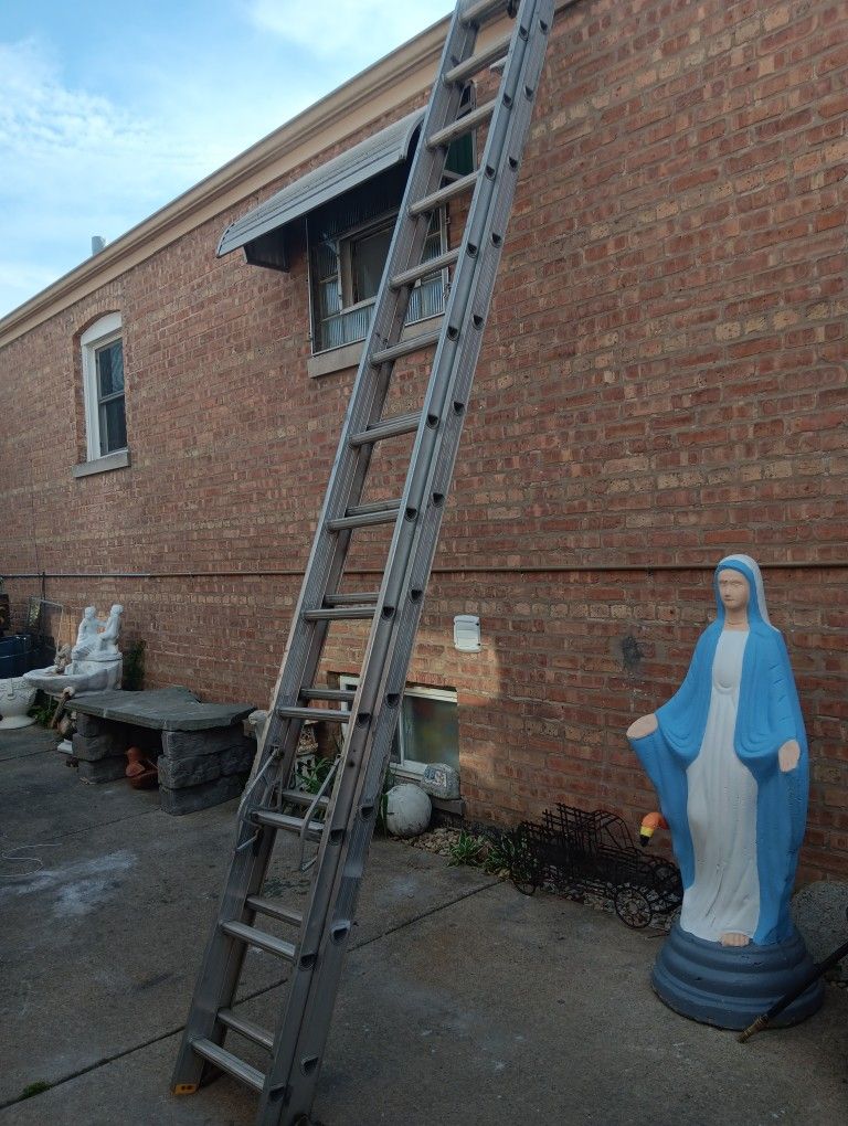 28 Ft WERNER Heavy Duty Aluminum Ladder