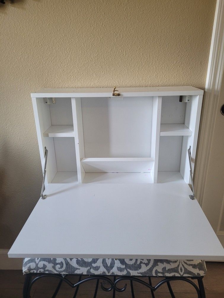 Wall hanging desk