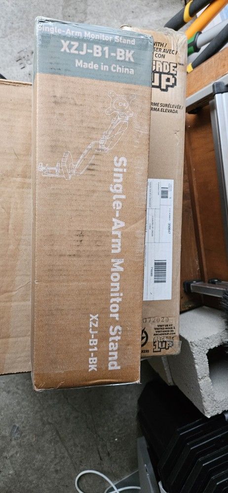 BRAND NEW UNOPENED SWEET CRISPY SINGLE ARM MONITOR STAND