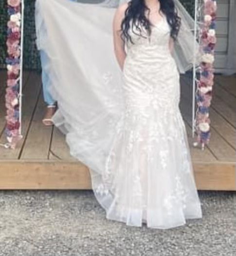 Beautiful Mermaid Style Wedding Gown