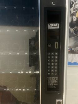 Snack vending machine